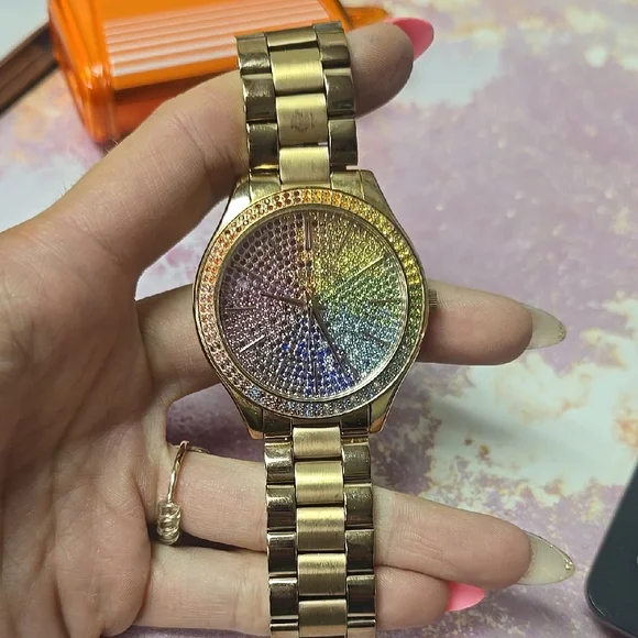 Elegant Gold Women's Watch - Picture 4 of 4